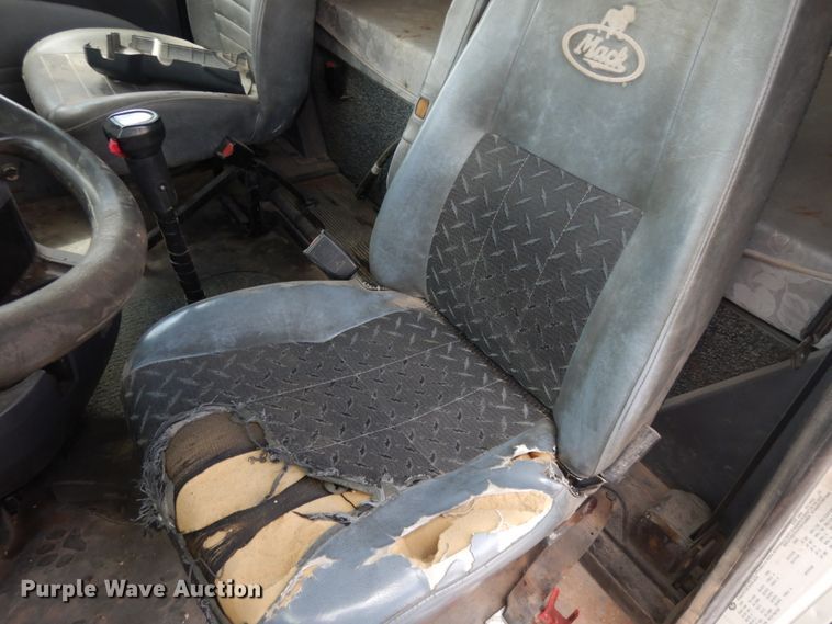 image for item DM6287 2012 Mack CHU613  semi truck