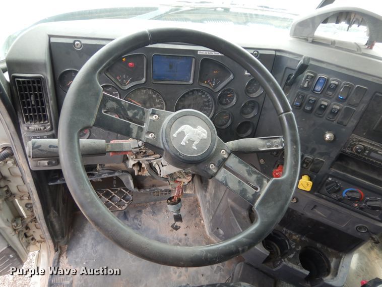 image for item DM6287 2012 Mack CHU613  semi truck