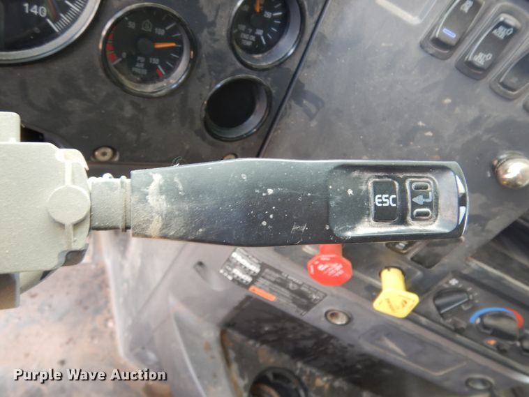 image for item DM6287 2012 Mack CHU613  semi truck