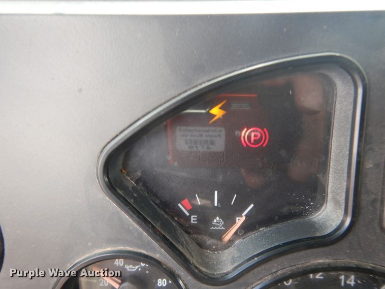 image for item DM6287 2012 Mack CHU613  semi truck