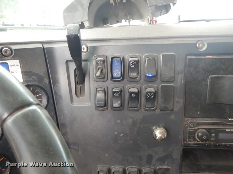 image for item DM6287 2012 Mack CHU613  semi truck