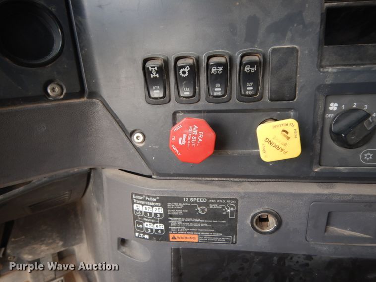 image for item DM6287 2012 Mack CHU613  semi truck