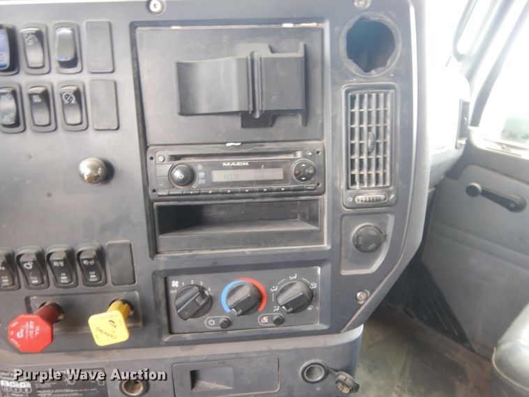 image for item DM6287 2012 Mack CHU613  semi truck