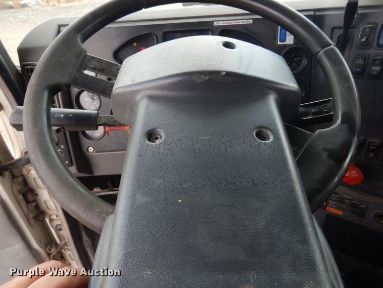 image for item DM6287 2012 Mack CHU613  semi truck