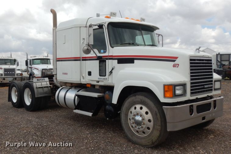 image for item DM6288 2010 Mack CHU613  semi truck