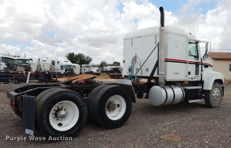 image for item DM6288 2010 Mack CHU613  semi truck