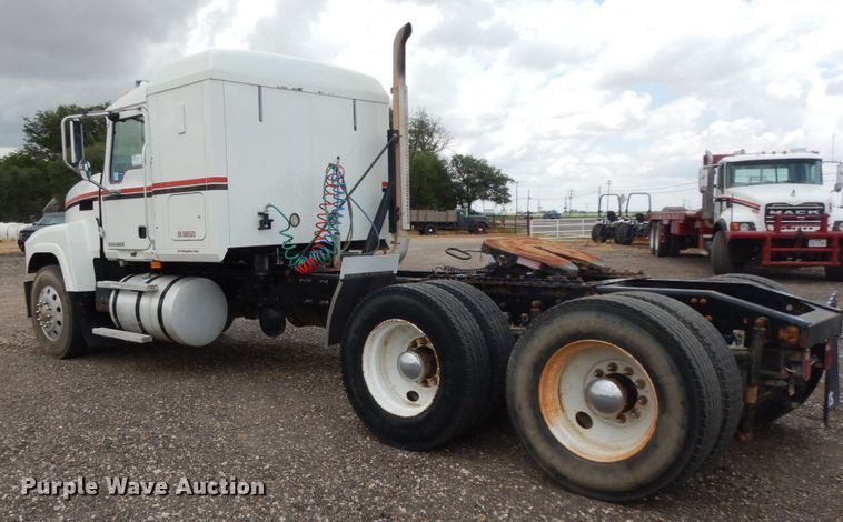 image for item DM6288 2010 Mack CHU613  semi truck