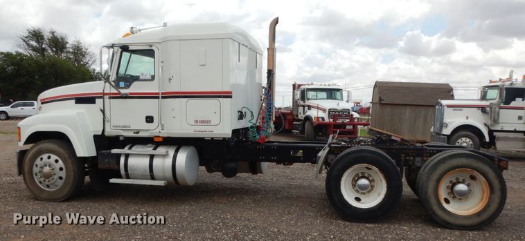 image for item DM6288 2010 Mack CHU613  semi truck