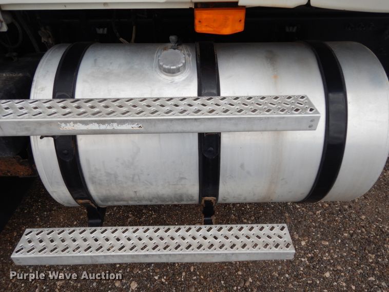 image for item DM6288 2010 Mack CHU613  semi truck