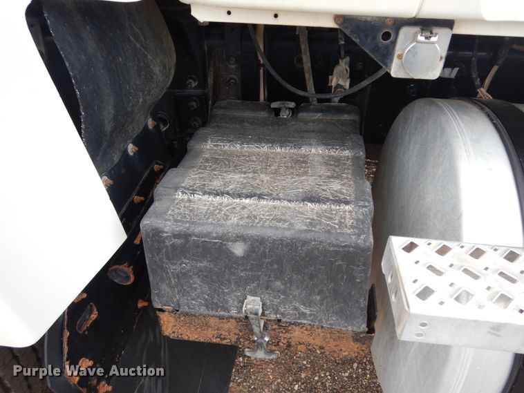 image for item DM6288 2010 Mack CHU613  semi truck