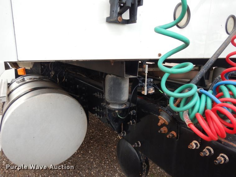 image for item DM6288 2010 Mack CHU613  semi truck