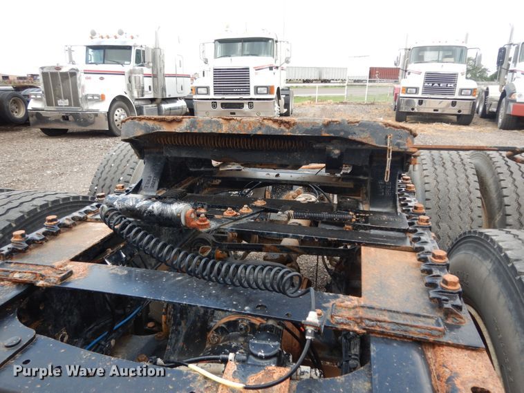 image for item DM6288 2010 Mack CHU613  semi truck