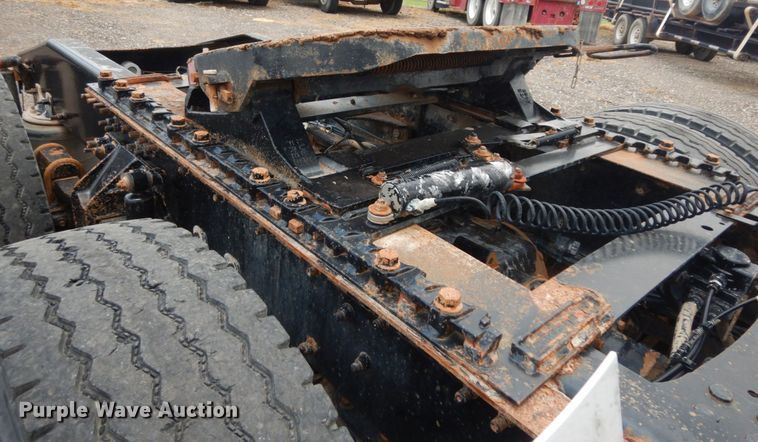 image for item DM6288 2010 Mack CHU613  semi truck