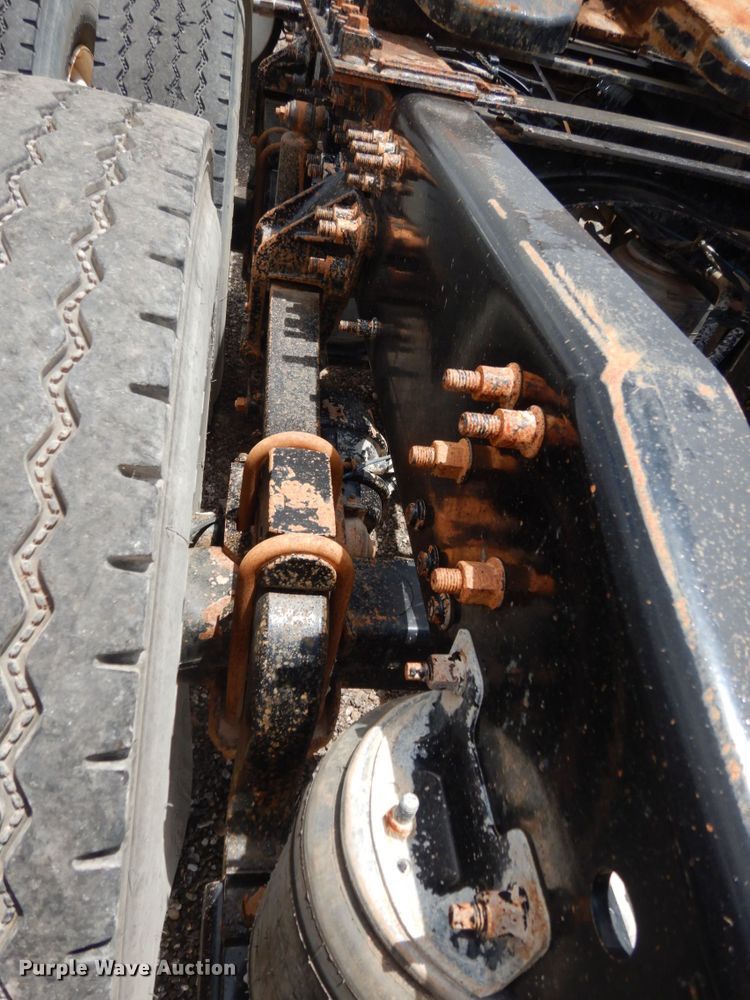 image for item DM6288 2010 Mack CHU613  semi truck