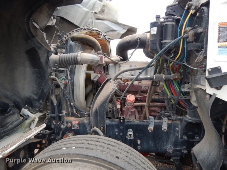 image for item DM6288 2010 Mack CHU613  semi truck