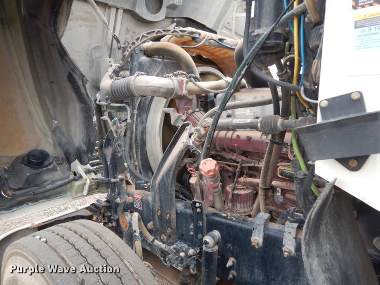 image for item DM6288 2010 Mack CHU613  semi truck