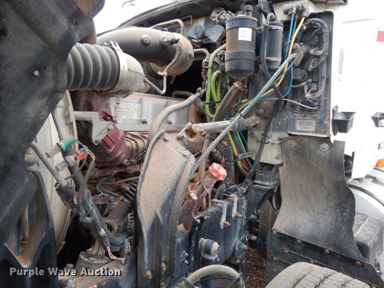 image for item DM6288 2010 Mack CHU613  semi truck