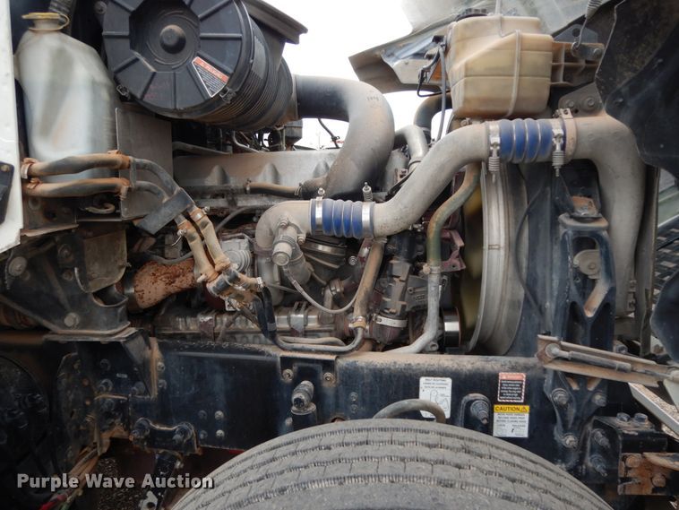 image for item DM6288 2010 Mack CHU613  semi truck