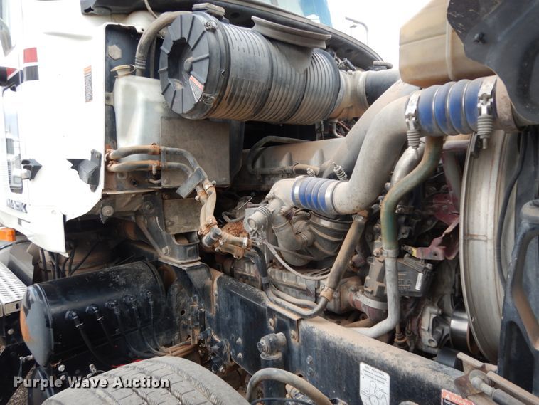 image for item DM6288 2010 Mack CHU613  semi truck