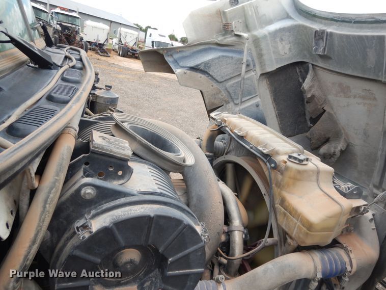 image for item DM6288 2010 Mack CHU613  semi truck