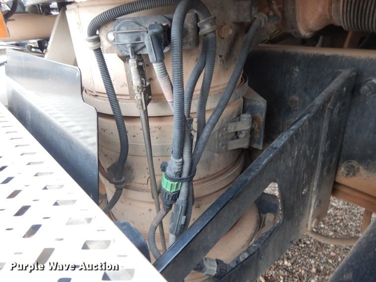 image for item DM6288 2010 Mack CHU613  semi truck