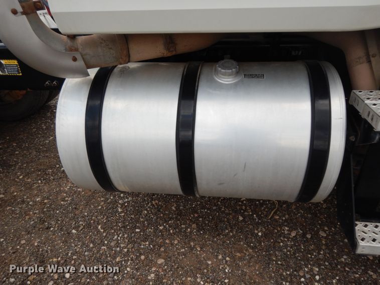 image for item DM6288 2010 Mack CHU613  semi truck