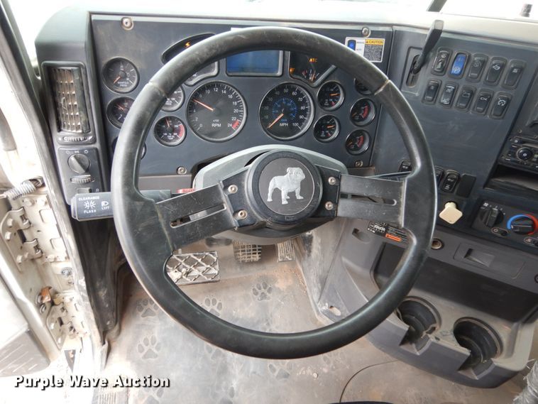 image for item DM6288 2010 Mack CHU613  semi truck