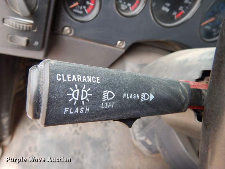 image for item DM6288 2010 Mack CHU613  semi truck