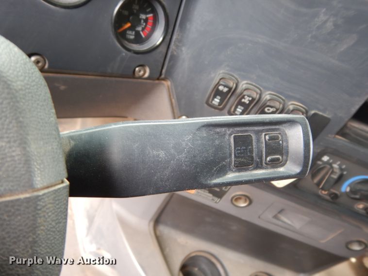 image for item DM6288 2010 Mack CHU613  semi truck