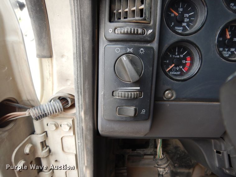 image for item DM6288 2010 Mack CHU613  semi truck