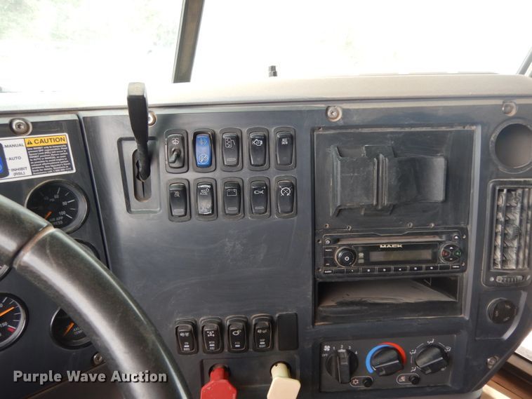 image for item DM6288 2010 Mack CHU613  semi truck