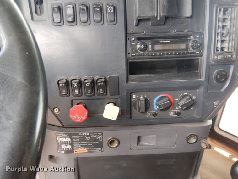 image for item DM6288 2010 Mack CHU613  semi truck