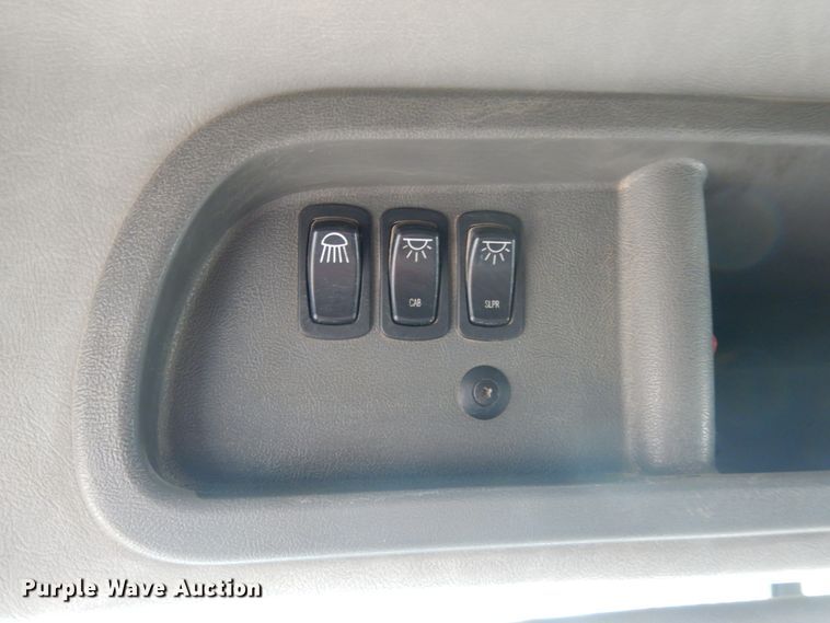 image for item DM6288 2010 Mack CHU613  semi truck