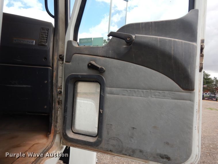 image for item DM6288 2010 Mack CHU613  semi truck