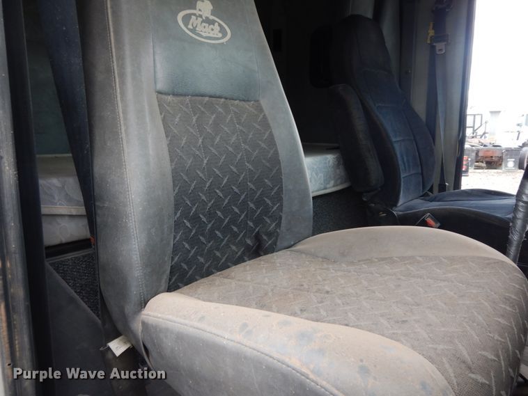 image for item DM6288 2010 Mack CHU613  semi truck