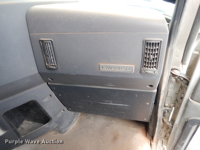 image for item DM6288 2010 Mack CHU613  semi truck