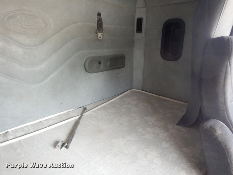 image for item DM6288 2010 Mack CHU613  semi truck