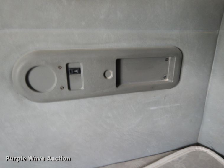 image for item DM6288 2010 Mack CHU613  semi truck