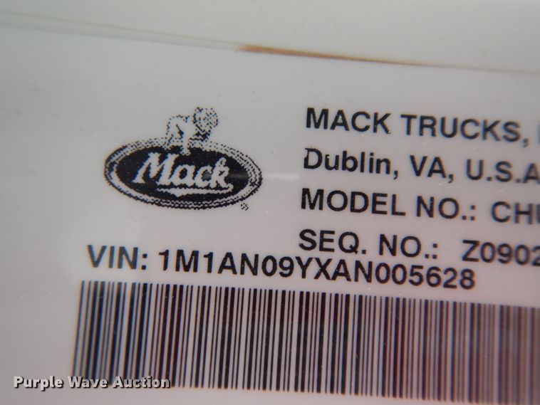 image for item DM6288 2010 Mack CHU613  semi truck