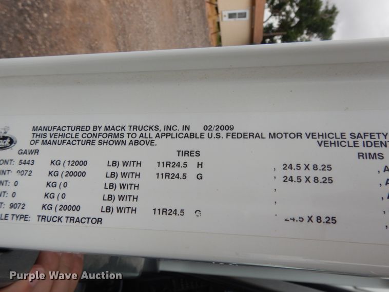 image for item DM6288 2010 Mack CHU613  semi truck