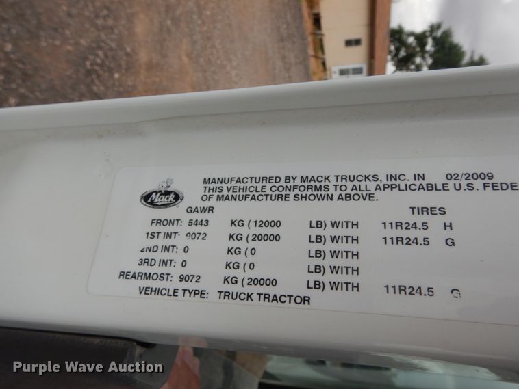 image for item DM6288 2010 Mack CHU613  semi truck