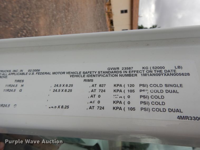 image for item DM6288 2010 Mack CHU613  semi truck