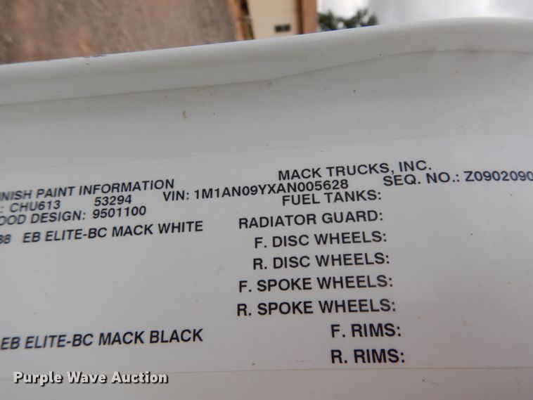 image for item DM6288 2010 Mack CHU613  semi truck