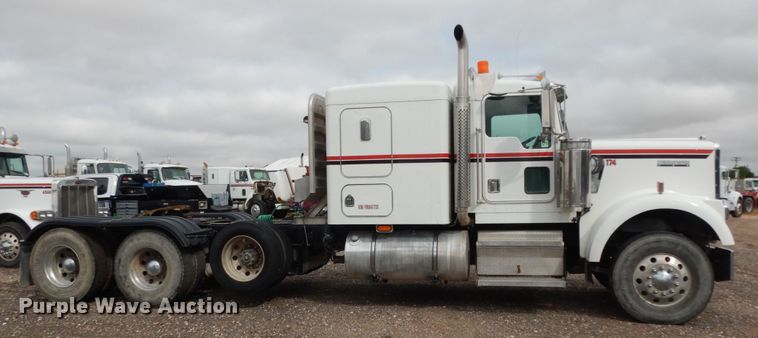 image for item DM6290 2000 Kenworth W900  semi truck