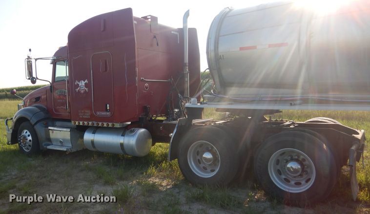 image for item FI9153 2007 Peterbilt 386  semi truck