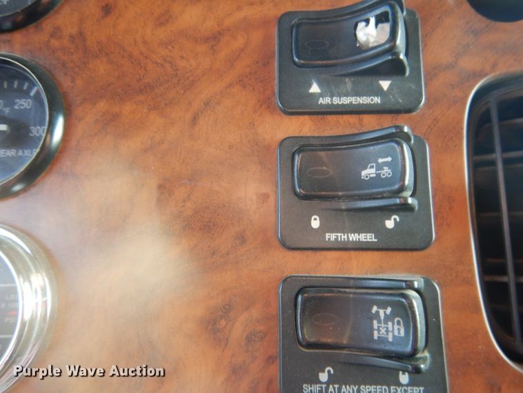 image for item FI9153 2007 Peterbilt 386  semi truck