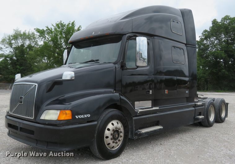 image for item FP9336 1998 Volvo VN  semi truck