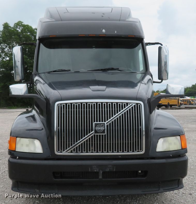 image for item FP9336 1998 Volvo VN  semi truck