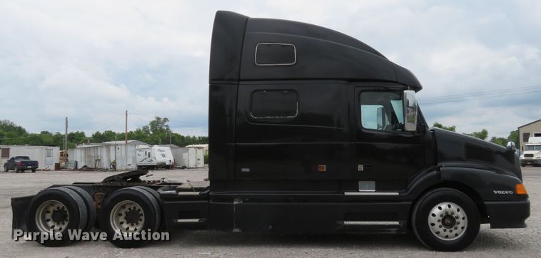 image for item FP9336 1998 Volvo VN  semi truck