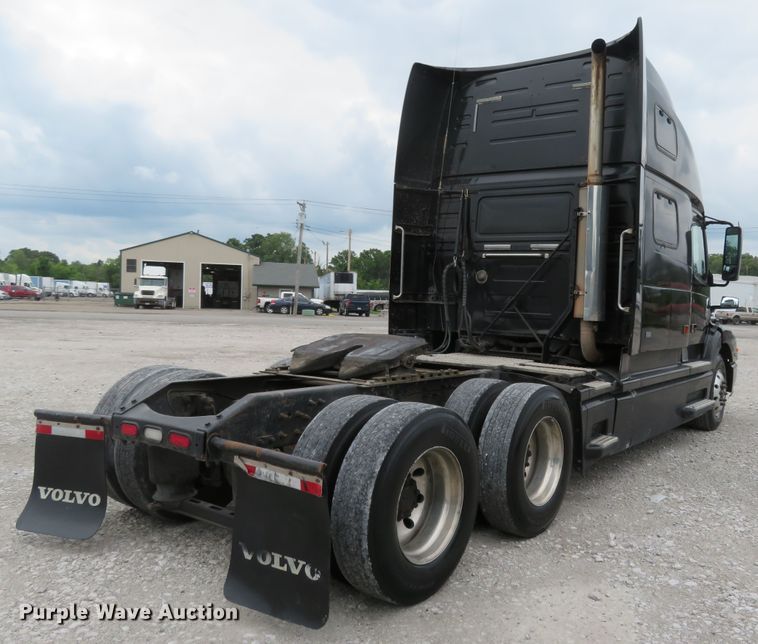 image for item FP9336 1998 Volvo VN  semi truck